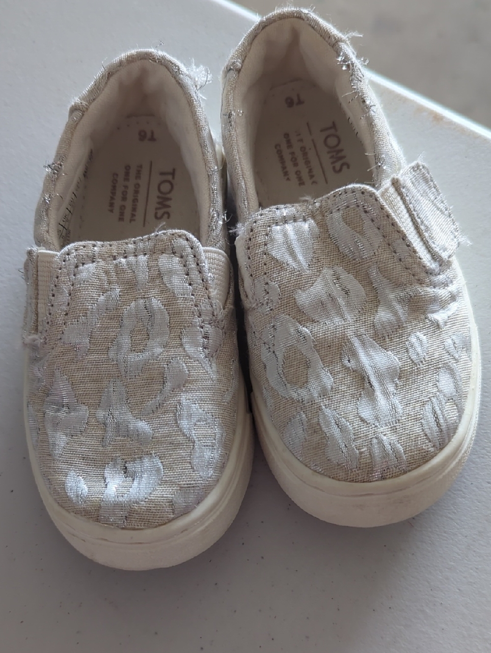 Toms Toddler Size 6 White/Silver Cheetah Print